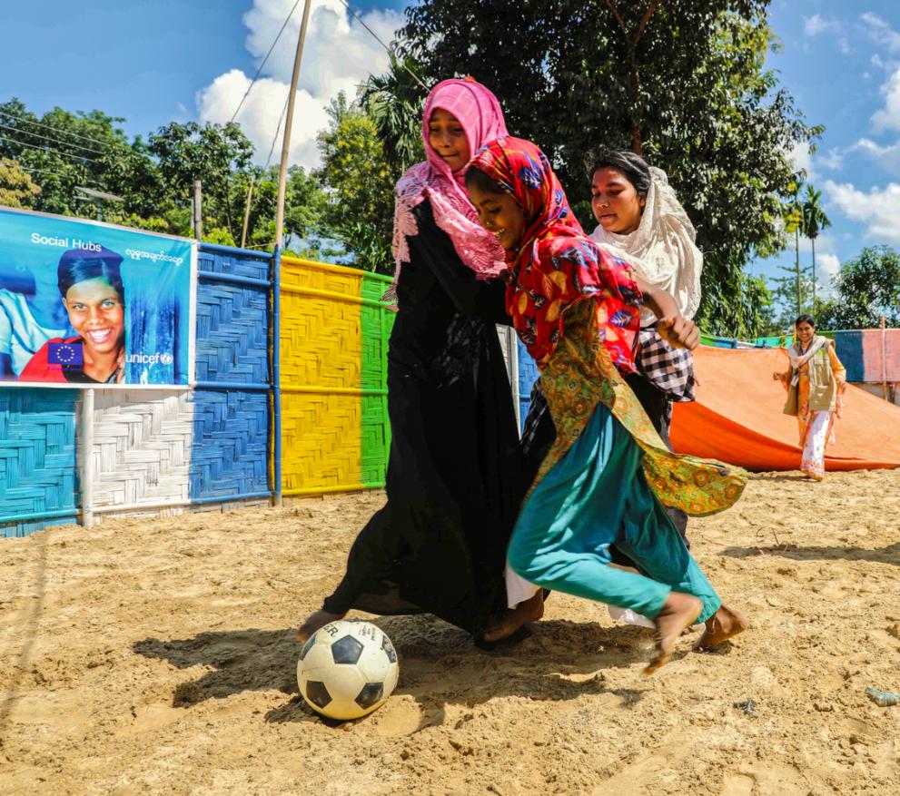Rohingya girls playing
